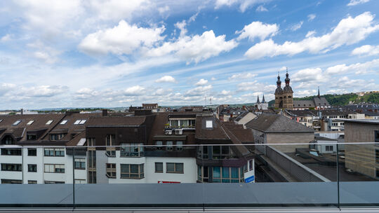 Aussicht aus dem neuen Motel One in zentraler Lage über die Dächer von Koblenz, hier mit Blick auf die Liebfrauenkirche. Die Bar