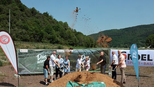Der erste Spatenstich für den neuen Sportplatz in Hönningen ist erfolgt. Der erste Spatenstich für den neuen Sportplatz in Hönningen ist erfolgt.