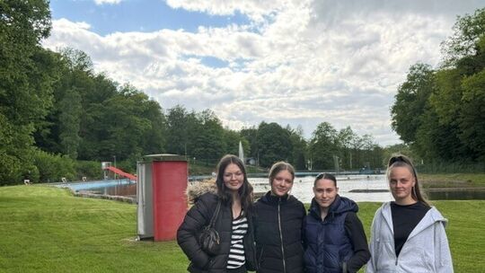 Veronika, Taya, Alina und Josi (von links) von der IGS Hamm nahmen an der Sitzung des Tourismusausschusses der VG Hamm teil und