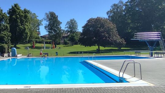Die Unglücksstelle im Birlenbacher Freibad. Die Unglücksstelle im Birlenbacher Freibad.