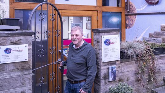 Stephan Decker heißt Besucher in seinem Meteoriten-Museum in Oberwesel willkommen.