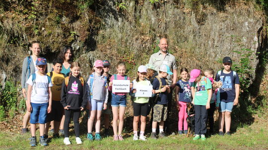 Bevor es losgeht, noch schnell ein Gruppenfoto: die 3. Klasse der Grundschule Fachbach mit (hinten von links): Begleitmutter Ann
