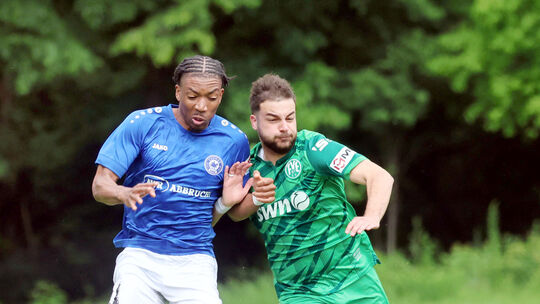 Noch einmal reinhängen: Im Duell bei Cosmos Koblenz (links mit Pascal-Schon Nzuzi) war der FV Engers um Hasan Kesikci auch perso