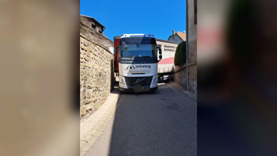Der Lkw war in einer engen Grumbacher Gasse an der Mauer hängen geblieben und musste von Spezialisten des Abschleppunternehmens Der Lkw war in einer engen Grumbacher Gasse an der Mauer hängen geblieben und musste von Spezialisten des Abschleppunternehmens