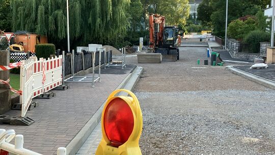 Still ruht die Bahnhofstraße. Seit Wochen gibt es in der Baustelle kein ersichtliches Weiterkommen.
