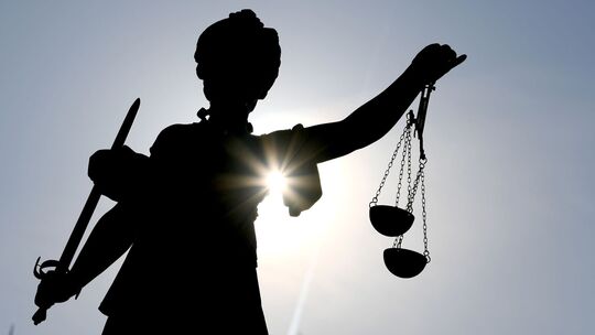 Justizia im Gegenlicht Justizia im Gegenlicht