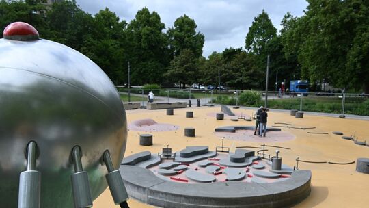 Der Wasserlauf des Wasserspielplatzes am Deutschen Eck ist wegen eines technischen Defekts seit Donnerstagvormittag ausgeschalte Der Wasserlauf des Wasserspielplatzes am Deutschen Eck ist wegen eines technischen Defekts seit Donnerstagvormittag ausgeschalte