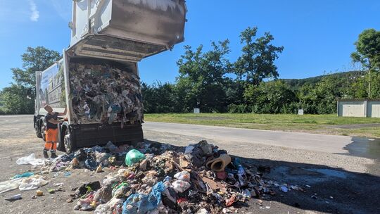 Einen außerplanmäßigen Halt musste ein Müllfahrzeug auf dem Schützenplatz in Betzdorf machen. Auf seiner Fahrt in der Wilhelmstr