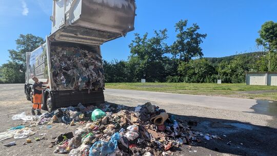 Einen außerplanmäßigen Halt musste ein Müllfahrzeug auf dem Schützenplatz in Betzdorf machen. Auf seiner Fahrt in der Wilhelmstr Einen außerplanmäßigen Halt musste ein Müllfahrzeug auf dem Schützenplatz in Betzdorf machen. Auf seiner Fahrt in der Wilhelmstr