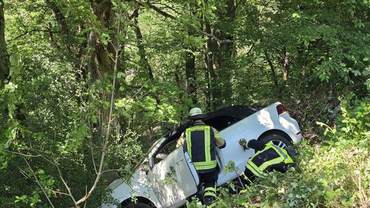 Ein Pkw musste im Hang geborgen werden. Die Feuerwehr war im Einsatz.
