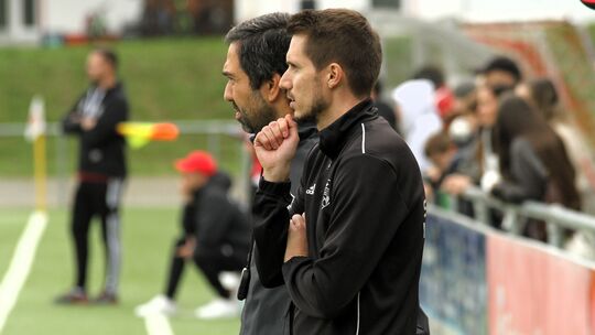 Janik Herz und Yilmaz Köroglu (von rechts) haben die Reserve der SG Ahrbach vor einem Jahr in die Kreisliga A geführt. Die gerad