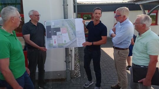 Bauamtsleiter Sascha Müller (Mitte) erläuterte die Pläne für die Neugestaltung des Außenbereiches auf dem Gelände der Feuerwehr