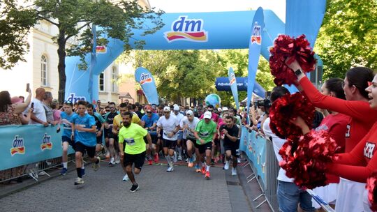 Tausende sind auf den Beinen beim Firmenlauf.