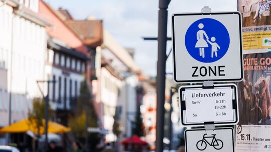 Ein Schild markiert den Beginn einer Fußgängerzone