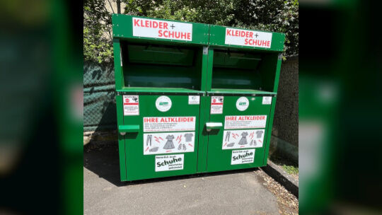 Nach dem Rückzug des DRK hat sich die Zahl der Altkleider-Container - auf dem Bild sind zwei Exemplare eines anderen Anbieters