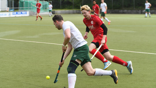 Finnjan Dick (weißes Trikot) steht am Samstag mit den Limburger HC am Darmstädter Böllenfalltor vor einer hohen Hürde.