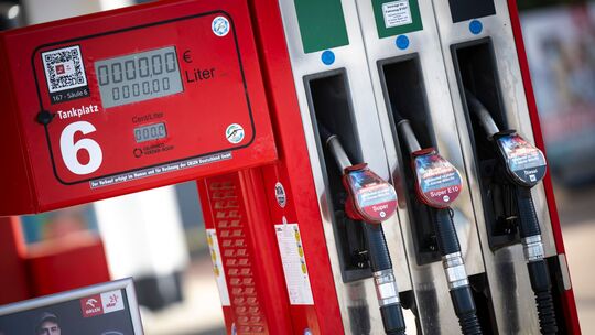 Symbolbild: Seit dem 1. April 2026 dürfen Tankstellen ihre Preise nur einmal pro Tag – um zwölf Uhr – erhöhen.