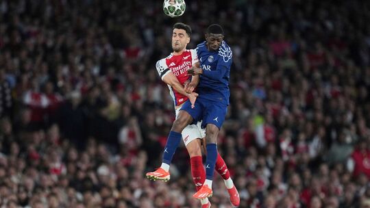 Mikel Merino und Ousmane Dembele (r)