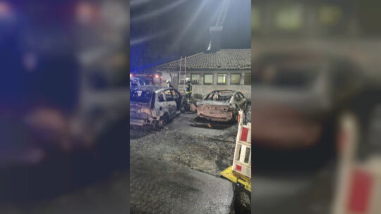 In Sinzig sind Autos in Flammen aufgegangen.