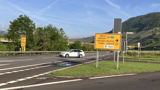 Diese Auffahrt zur Lösnicher Brücke wird demnächst gesperrt, denn der Radweg (links im Bild) „wandert“ ein Stück weg von der Bun