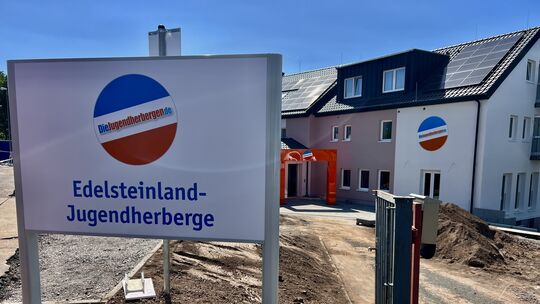 Die sanierte Jugendherberge Idar-Oberstein trägt nun auch offiziell den Namen "Edelsteinland".
