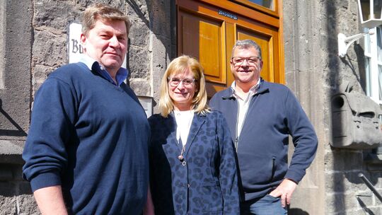 Nach dem Krufter Ortsbürgermeister Walter Kill (rechts) sind auch die beiden Beigeordneten, Bernd Schumacher und Sandra Rheindor