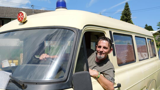 Erna soll rollen: Mike Eichner vom KRK-Veteranenverein am Steuer des zukünftigen Obdachlosenbuses.