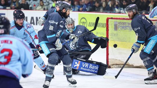 Gegen das Team von UltimAir Hijs Hokij Den Haag sicherte sich der EHC Neuwied (blaue Trikots) im März den Sieg in der Central Eu Gegen das Team von UltimAir Hijs Hokij Den Haag sicherte sich der EHC Neuwied (blaue Trikots) im März den Sieg in der Central Eu