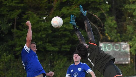 Eine entscheidende Szene des Aufstiegsspiels in Roxheim. Der Bretzenheimer Keeper Niko Benes verpasst den Ball, und Michael Bisc