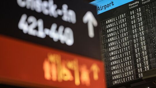 Eine Anzeige zeigt annullierte und umgeleitete Flüge an
