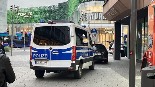 Im Mai kontrolliert die Polizei Personen in der Koblenzer Innenstadt, vor allem Gruppen.