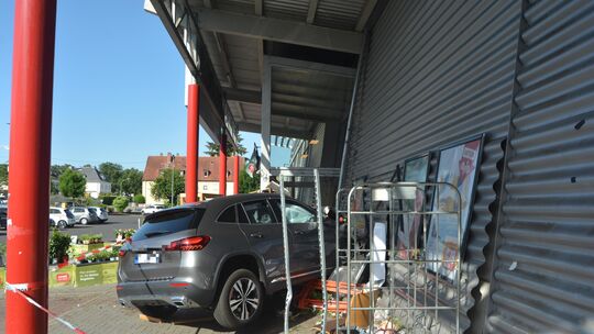 Rechts vom Eingang zum Rewe-Markt in Alzeyer Straße fuhr am Freitagvormittag ein Pkw gegen die Außenwand des Marktes.