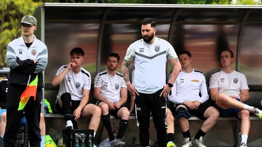 Mayens Trainer Marc Steil (in der Mitte, stehend) fühlt sich gut gerüstet.