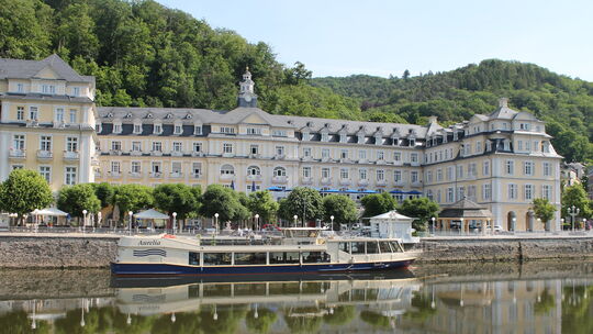 Vor dem Kurhaus liegt die Aurelia, die noch auf ihre Taufe wartet. Bald soll das Ausflugsschiff dann Touristen über die Lahn bis Vor dem Kurhaus liegt die Aurelia, die noch auf ihre Taufe wartet. Bald soll das Ausflugsschiff dann Touristen über die Lahn bis