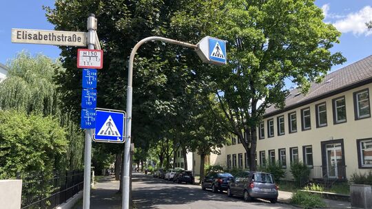 Schlaglöcher und Risse prägen das Bild der Elisabethstraße in Neuwied. Doch obwohl das Problem seit Jahren bekannt ist, warten A
