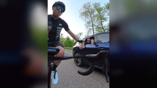 Marco Corigliano versorgt seinen Freund und Mitorganisator André Metzger aus dem Begleitfahrzeug heraus mit Getränken.