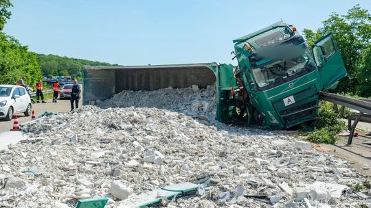 Umgestürzter Lastwagen blockiert die A6