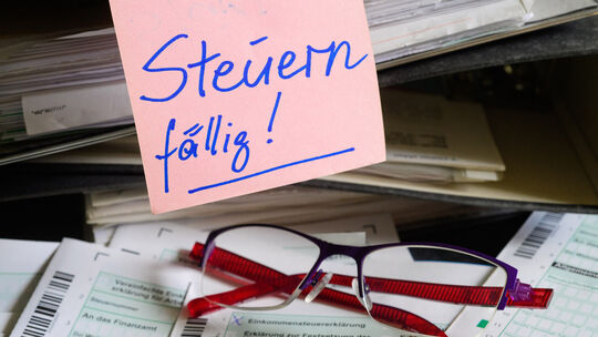 Die Steuererklärung muss bis zum 31. Juli beim Finanzamt abgegeben werden, sofern sie ohne steuerliche Beratung erstellt wird. D Die Steuererklärung muss bis zum 31. Juli beim Finanzamt abgegeben werden, sofern sie ohne steuerliche Beratung erstellt wird. D