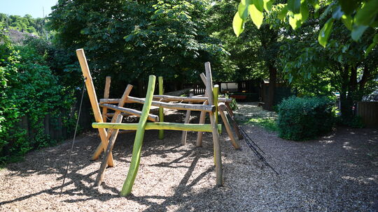 Vor einigen Jahren bekam der Spielplatz an der Kita in Oberfell ein neues Klettergerüst. Seit Kurzem dürfen hier aber außerhalb