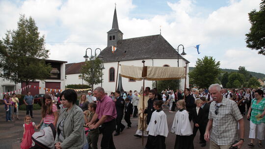 Die Fronleichnamsprozession von der Kapelle nach Weiersbach zur Pfarrkirche Sankt Markus Bleiderdingen gehört zur Ortstradition.