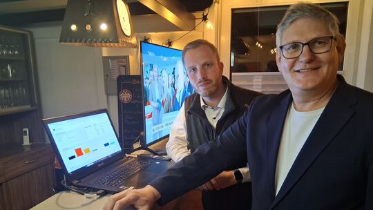 Stephan Dreher (rechts) und Frederik Grüneberg (das Foto entstand beim Warten auf die Landtagswahlergebnisse): Nun übernimmt der Stephan Dreher (rechts) und Frederik Grüneberg (das Foto entstand beim Warten auf die Landtagswahlergebnisse): Nun übernimmt der