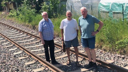 Sie erinnerten in einer kleinen Gedenkstunde an die Einstellung des Schienenpersonenverkehrs auf der Hunsrückstrecke und in Kirc