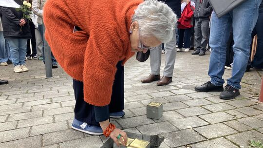 Danny Daull setzte die Steine für ihren Großvater Jakob Loeb und ihre Mutter Carola Loeb selbst in das Pflaster ein.