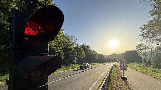 Die Ampelanlage an der B 53 zwischen Zell und Alf legt nur übers Wochenende eine Schaffenspause ein. Nächste Woche stehen weiter