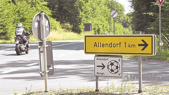 An Wochenenden gibt es bereits ein Fahrverbot für Motorradfahrer auf der Schliem. Außerdem gilt durchweg Tempo 70 auf der Streck An Wochenenden gibt es bereits ein Fahrverbot für Motorradfahrer auf der Schliem. Außerdem gilt durchweg Tempo 70 auf der Streck