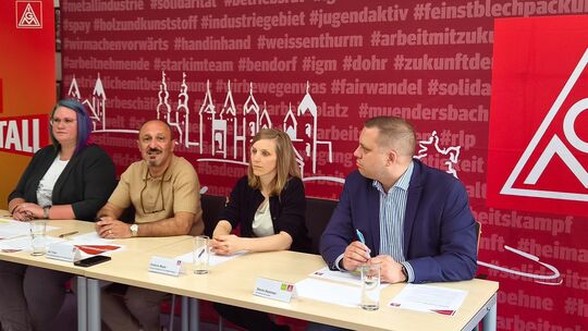 Informierten zu den Verhandlungen zum Koblenzer Novelis-Standort: (von links) Antje Raczkowiak (stellvertretende Betriebsratsvor