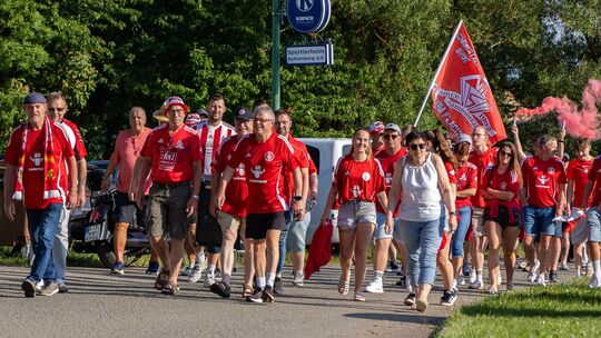 Fanmarsch: Die Anhänger des VfL Simmertal auf dem Weg zum ersten Spiel in Buhlenberg. Auch am Samstag werden sie ihren VfL anfeu Fanmarsch: Die Anhänger des VfL Simmertal auf dem Weg zum ersten Spiel in Buhlenberg. Auch am Samstag werden sie ihren VfL anfeu