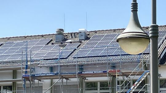 Noch sind die Photovoltaikanlagen nicht im Betrieb, doch künftig werden sie die Energieversorgung des Dorfgemeinschaftshauses st