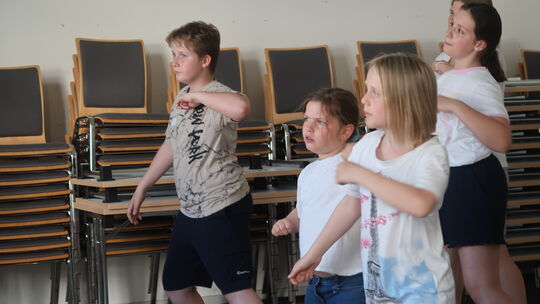 Diese Mädchen und Jungen gehören schon fest zum Nachwuchs des noch jungen Musicalvereins. Sie singen und tanzen bei den wöchentl