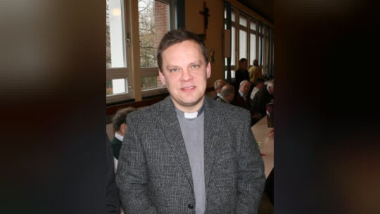 Das Bild zeigt Pfarrer Frank Aumüller bei einer Veranstaltung in Wissen im Jahr 2013.